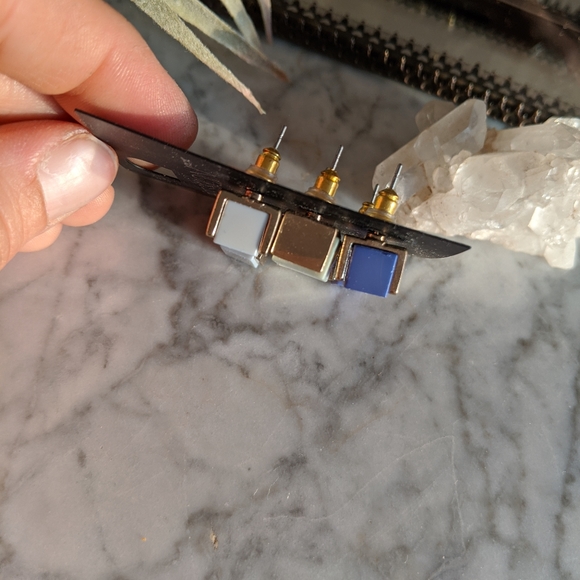 Expression set of square studded earrings - Picture 2 of 4